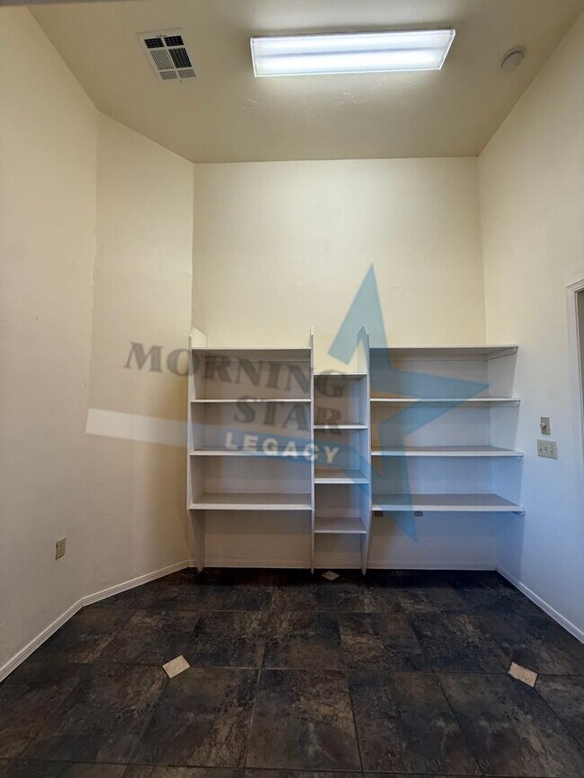 Building Photo - 4 bedroom, 4 bath house - Must see landscaping!