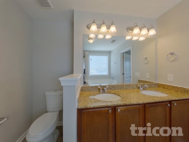 Building Photo - 831 Dovefield Ln