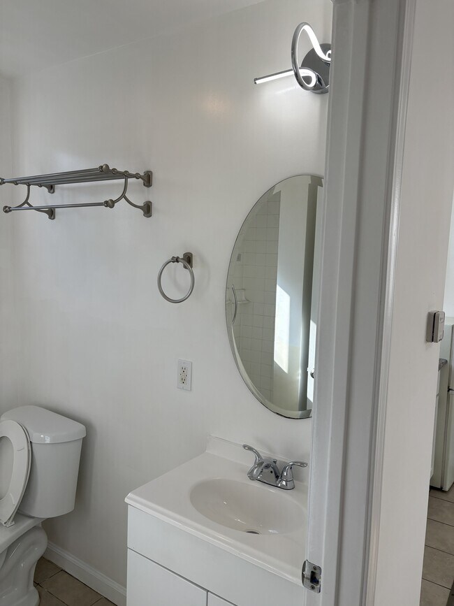 bathroom - 3052 West Blvd