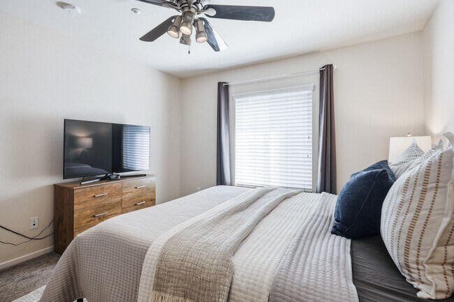 Building Photo - Point Loma, "The Bay" 2 bed 2 Bath Townhome now available! Amazing amenities, don't miss out