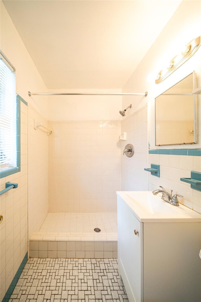 Building Photo - 420 NE 1st Ave.