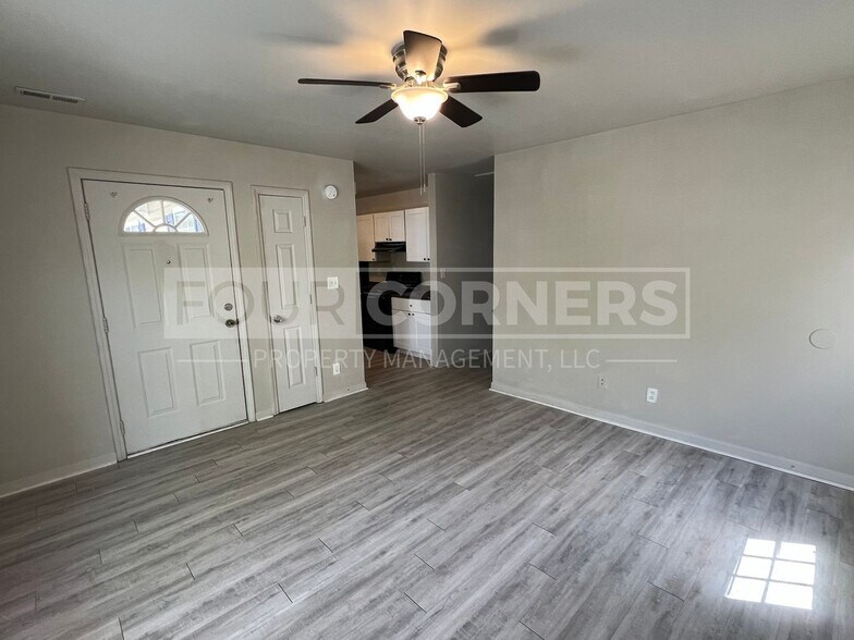 Building Photo - Room in Duplex on Beck St