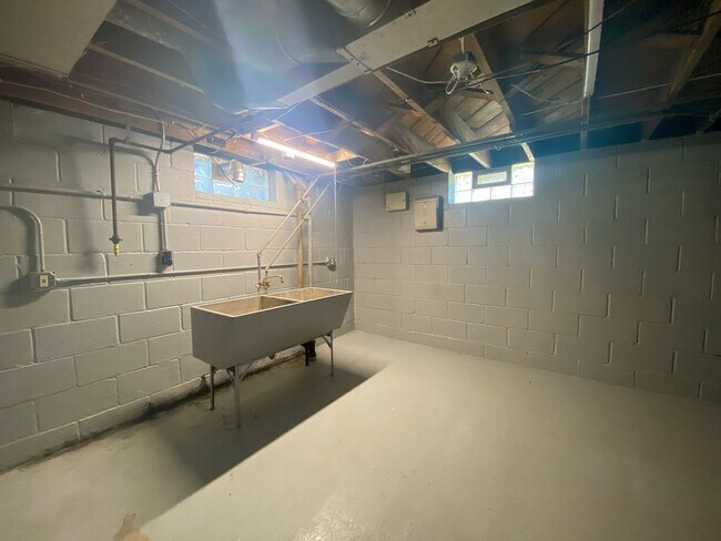 Building Photo - 2 Bedroom Single Family