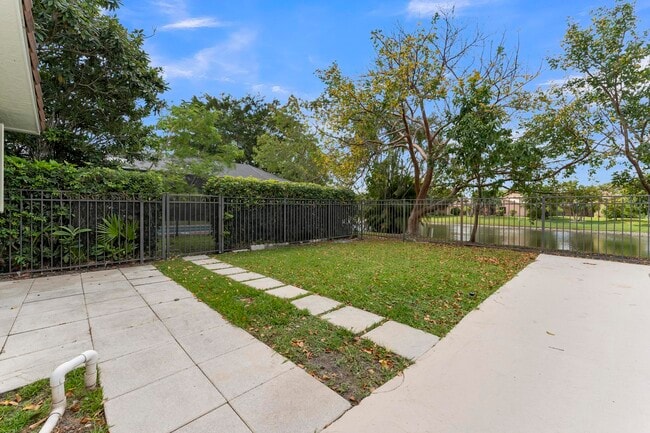 Building Photo - 10084 Camelback Ln