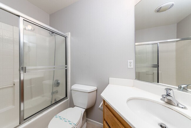 Building Photo - 3 bedroom townhome located In Rancho Carrillo!