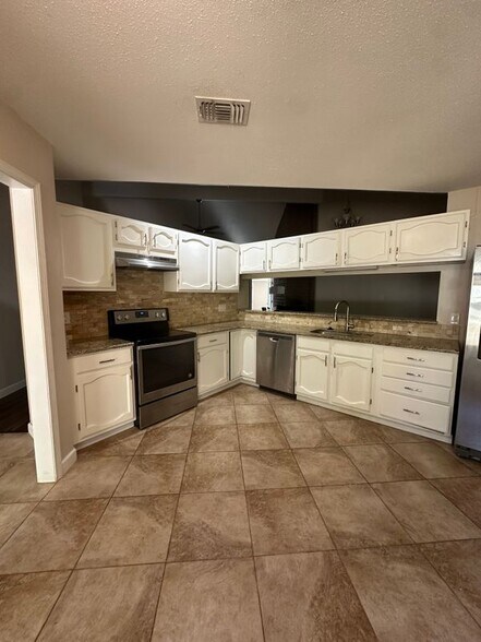 Building Photo - 6838 Apona St