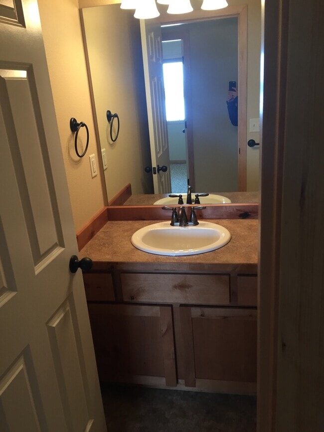 Building Photo - 3 Bedroom 2 1/2 Bathroom Townhouse