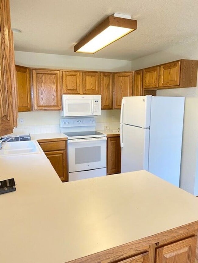 Building Photo - Beautifully Maintained 2 Bed, 2 Bath Ranch Style Townhome with 2 Car Garage in East Loveland