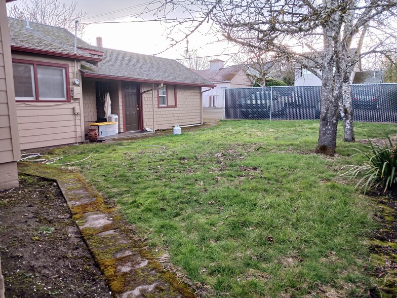 Fenced Backyard - 308 NW Kings Blvd