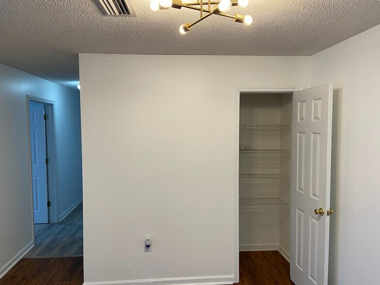 Building Photo - 501 Pelham Square Way