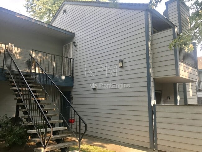 Building Photo - 445 Almond Dr