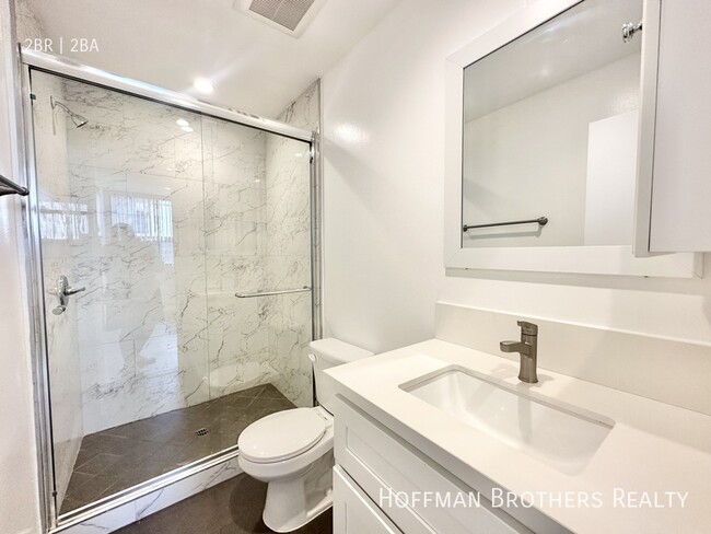 Building Photo - 724 N W Knoll Dr