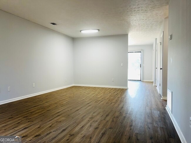 Building Photo - 104 Peachtree Ct