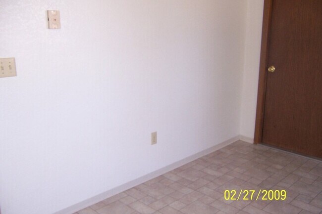 Building Photo - Single family 2 bedroom....