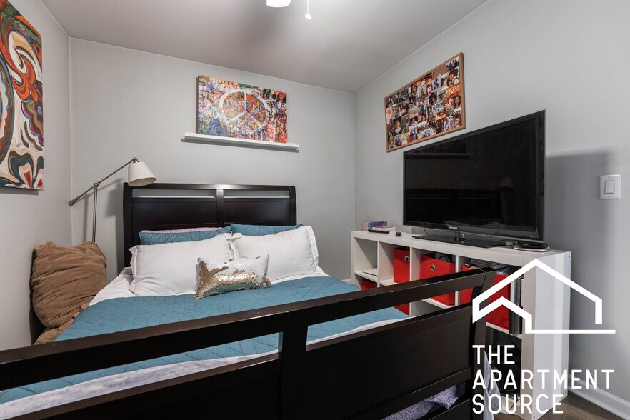 Building Photo - 2651 W Armitage Ave