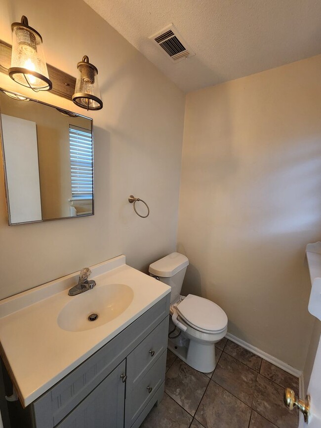 Building Photo - Charming 3 Bedroom/1.5 Bath home on Wilmington Island.