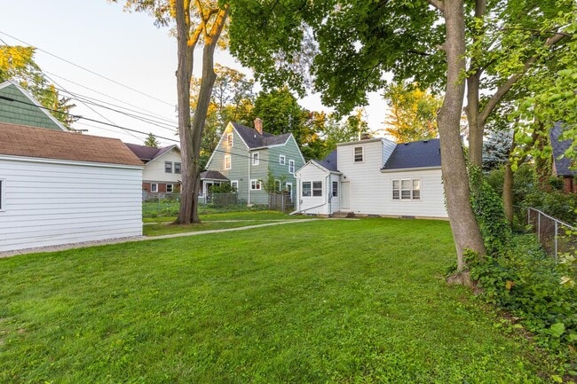 Building Photo - 430 Rosewood Ave