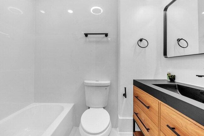 Building Photo - 1721 Nelson Ave