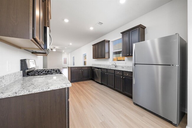 Building Photo - 15434 Maple Ter Dr