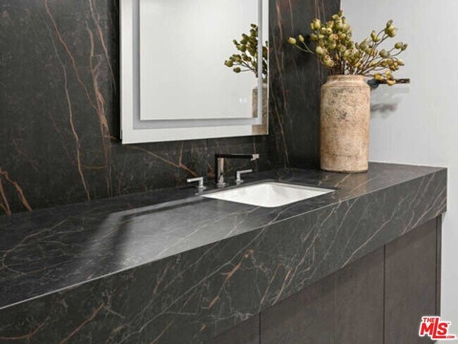 Building Photo - 350 N Palm Dr