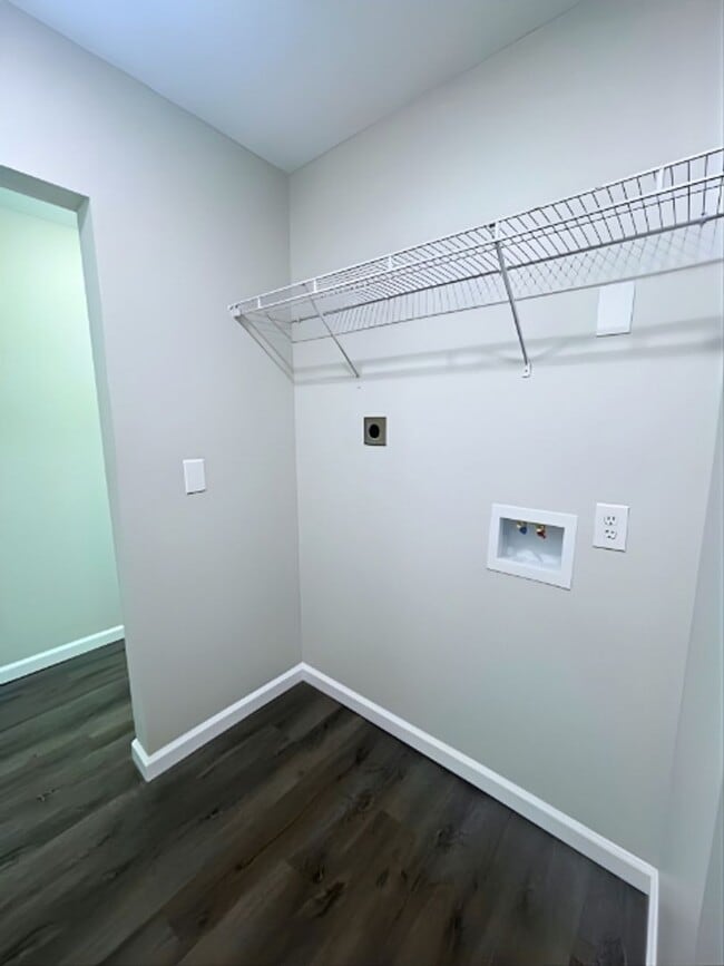 Building Photo - Modern & Spacious 3BR Home with Trendy Design Features and Large Yard!