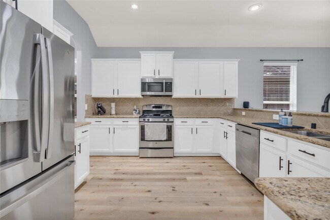 Building Photo - 2450 Garden Shadow Dr