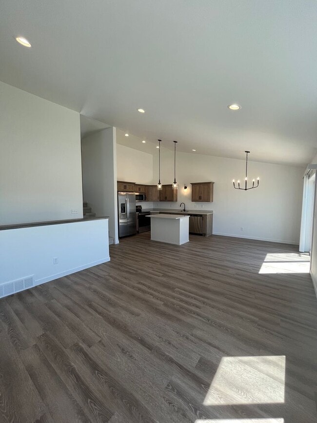 Building Photo - 3 Bed 3 Bath Townhome