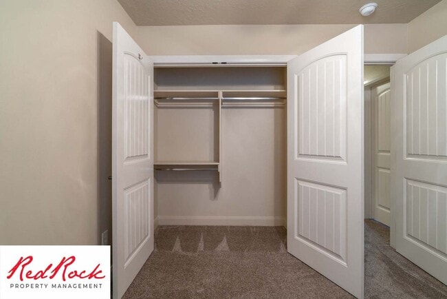 Building Photo - Beautiful Southgate Townhome!