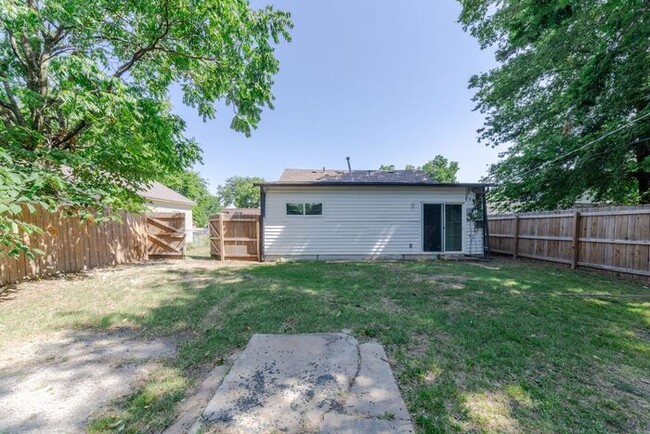 Building Photo - Move in Special! Stylish 3/1 Newly Renovat...