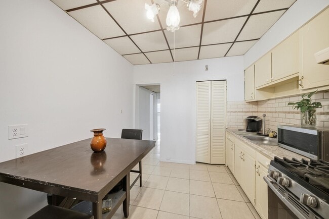 Building Photo - 222 47th St