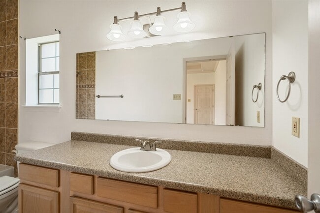 Building Photo - 302 Echo Valley Dr