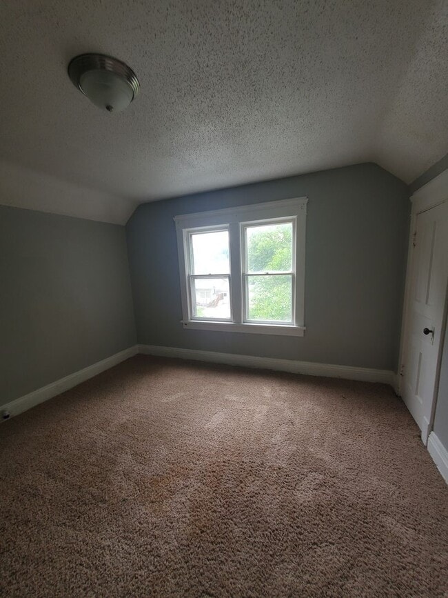 Building Photo - 2 Bedroom 1 Bath House in Moline