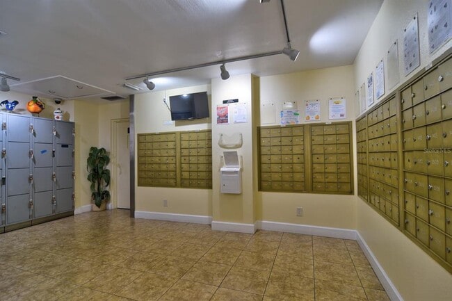 Building Photo - 4900 Brittany Dr S