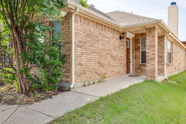 Building Photo - Great location. 4 bedrooms plus an office!