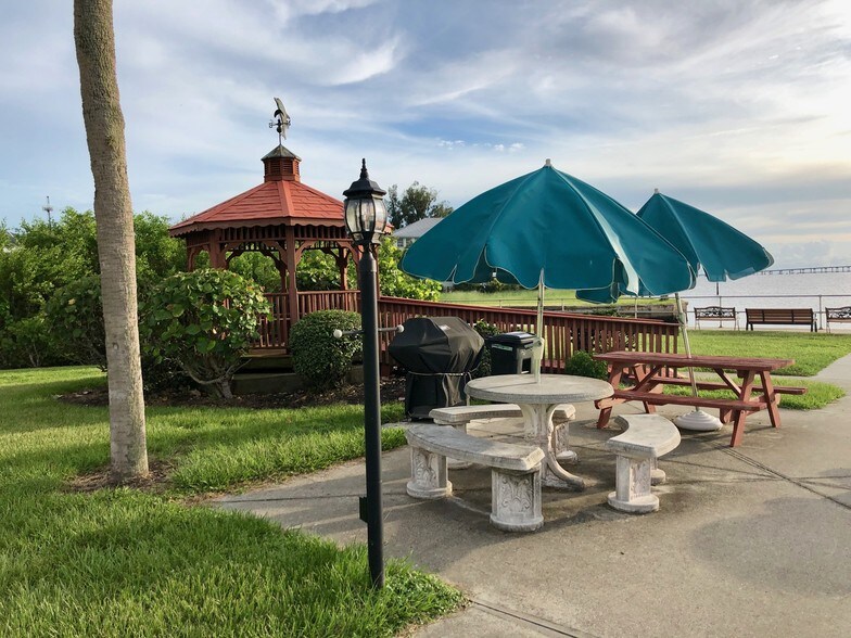 Picnic area - 25188 Marion Ave