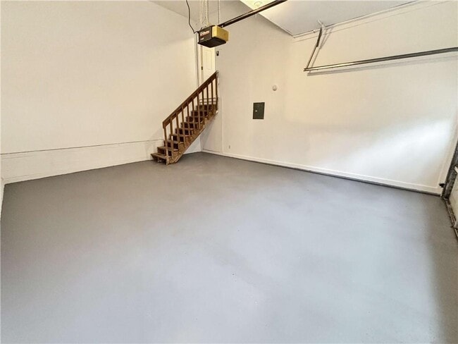 Building Photo - 1819 Cres Hill Dr NW