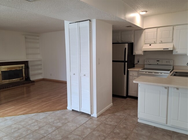 Building Photo - 5300 E Cherry Creek S Dr