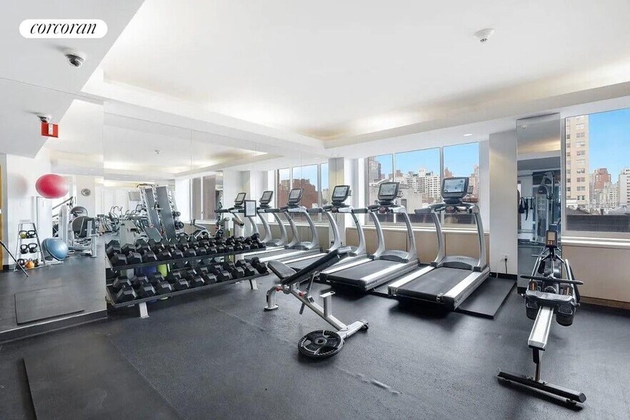 Building Photo - 350 E 82nd St