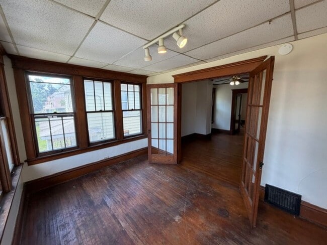 Building Photo - 1605-1605 N Linn St