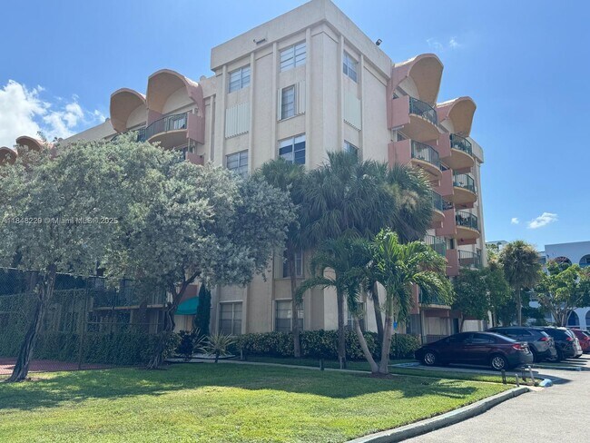 Building Photo - 9350 Fontainebleau Blvd
