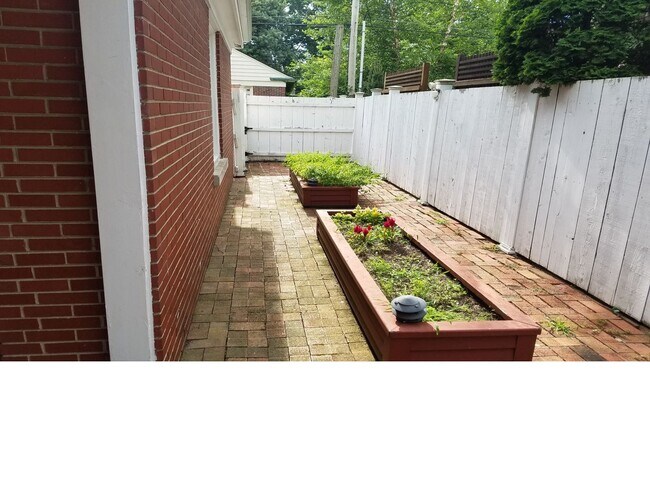 Building Photo - Charming Corner Lot Home Near U of I