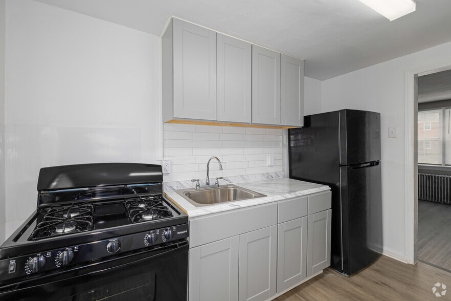 2BR, 1BA - 629SF - Kitchen - Welcome to Red Oak Apartments in Hamilton, New Jersey.