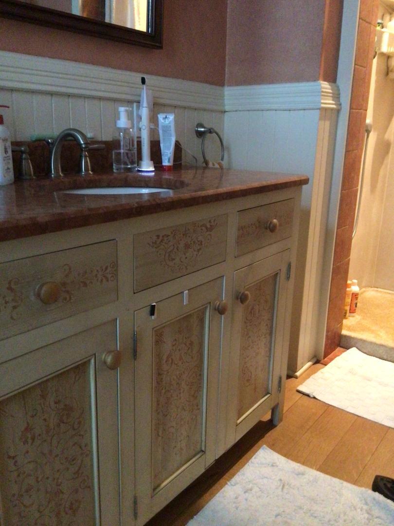 bathroom - 212 S Albany St