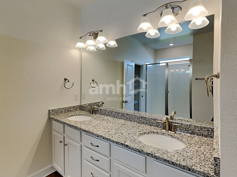 Building Photo - 524 Pine Terrace Dr