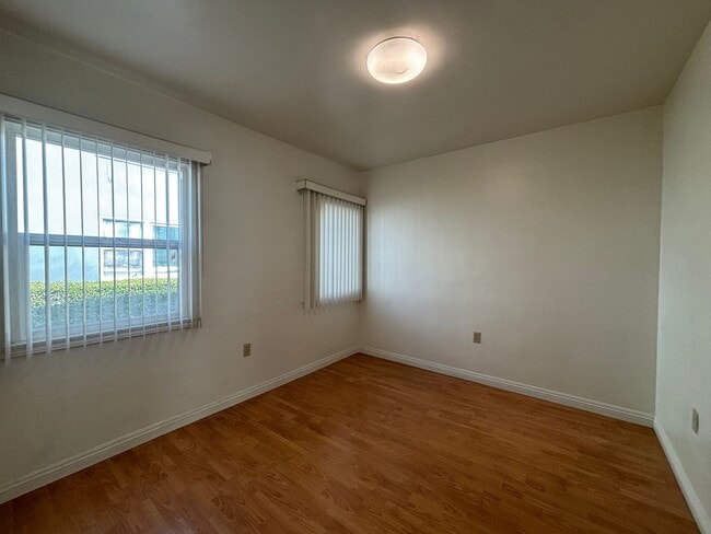 Building Photo - Glenoaks, 625-633 1/2