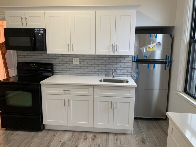 Building Photo - 393 Van Duzer St