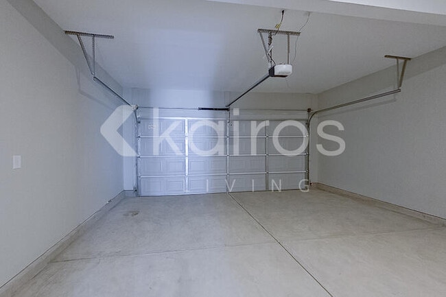 Building Photo - 877 Silent Barge Cv