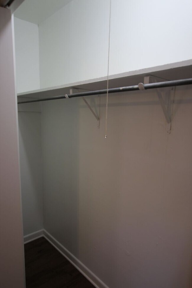 Building Photo - 1424 E Houston St