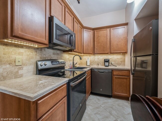 Building Photo - 2800 N Pine Grove Ave