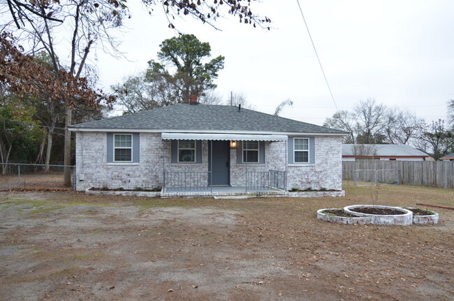 Building Photo - Nice 3 Bedroom w/ Great Fenced Back Yard